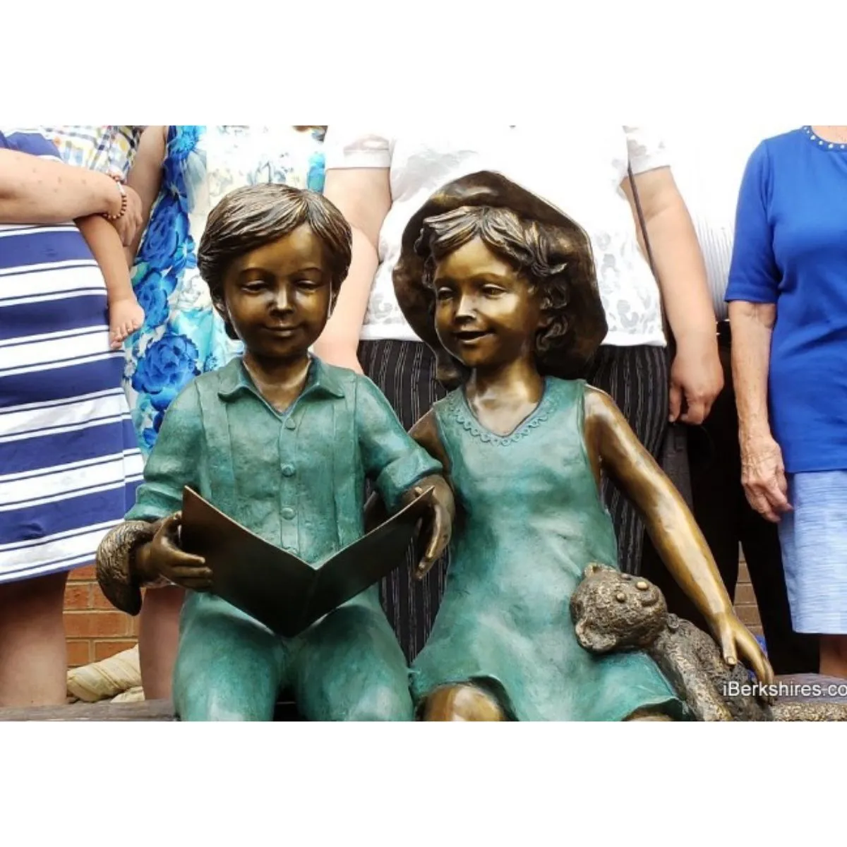 Best Friends Reading Statue
